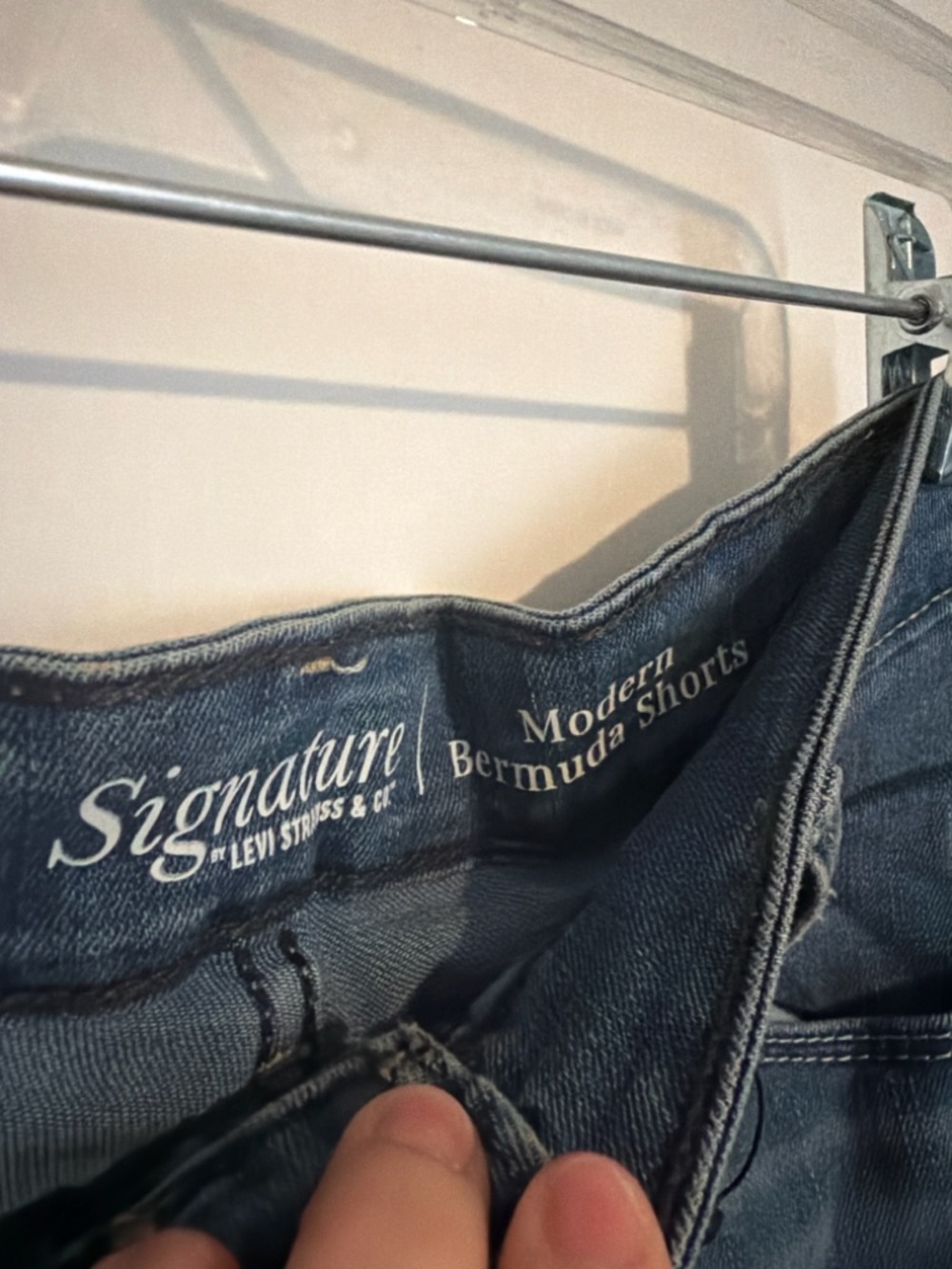 Brand New 🆕 Levi’s Signature Bermuda Denim Shorts – Size 14 | Mid Rise Cuffed - Picture 2 of 4